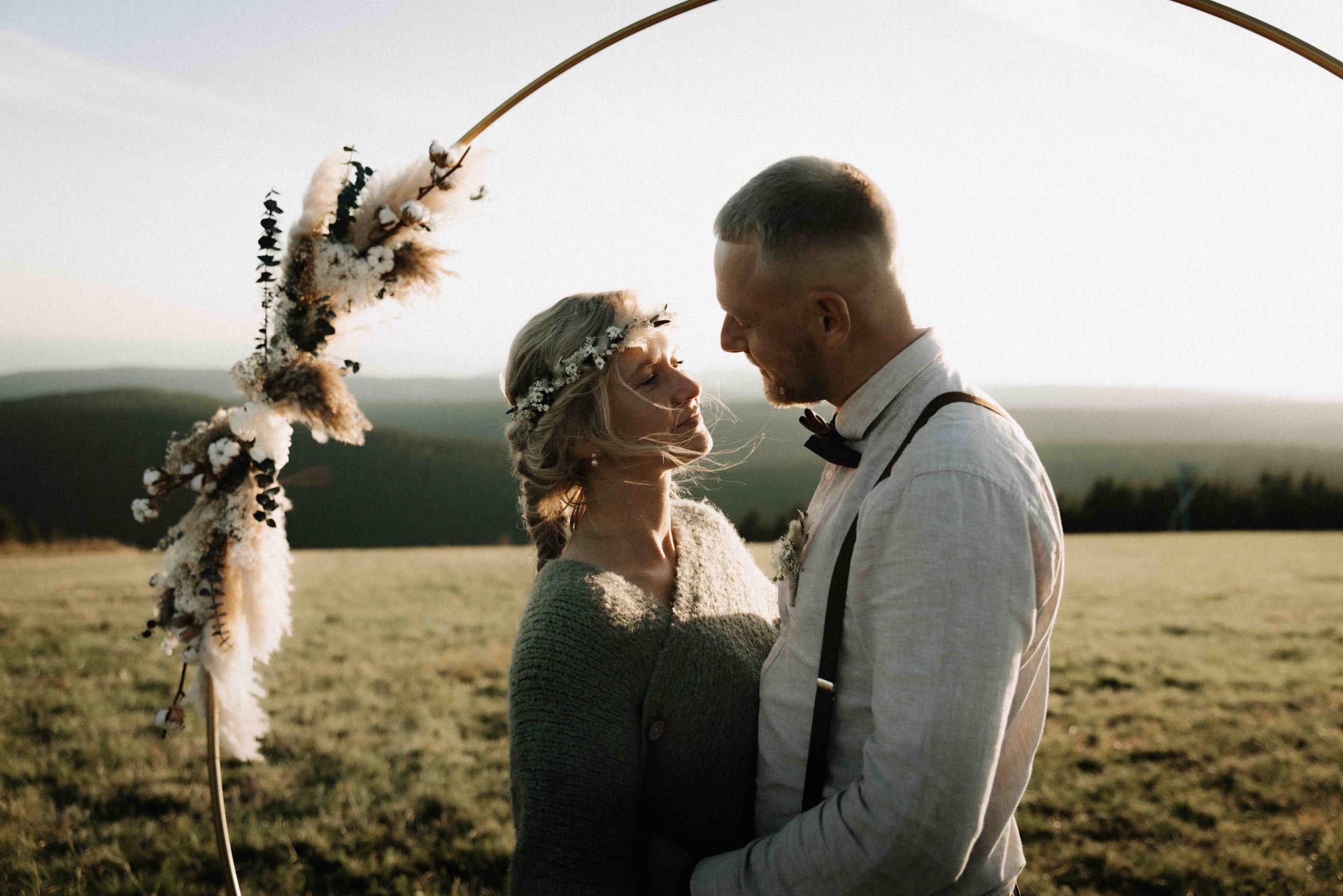 authentisches-brautpaar-hochzeit-elopement-erzgebirge-sonnenuntergang