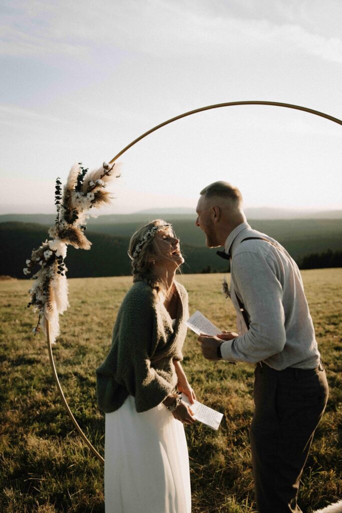 authentisches-brautpaar-hochzeit-elopement-erzgebirge-sonnenuntergang
