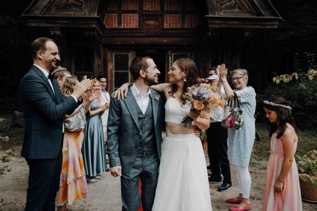 authentisches-brautpaar-hochzeit-tinywedding-elopement-zeisigwaldkapelle-chemnitz